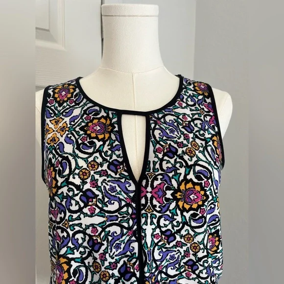 Floral Patterned Sleeveless Top - Picture 2 of 5